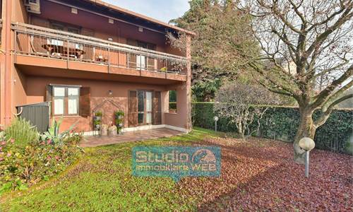 VILLA A SCHIERA DI TESTA CON GIARDINO E DUE BOX
